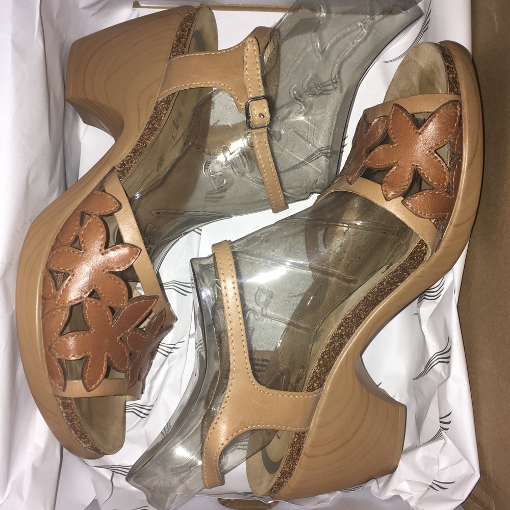 Women's size 38 dansko shoes